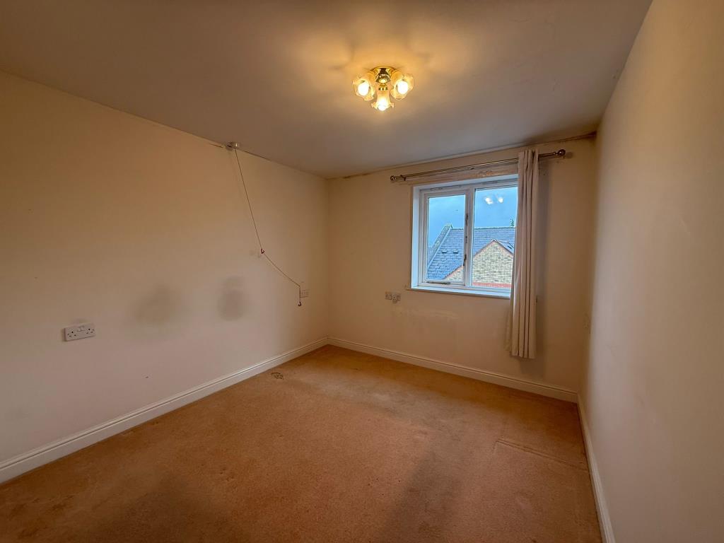 Lot: 50 - TWO-BEDROOM RETIREMENT FLAT IN NEED OF IMPROVEMENT - Carpeted main bedroom with window